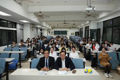 【1141214】國立高雄大學法學院主辦首屆高大法院盃高中職辯論賽 行政副校長與法學院院長親臨勉勵　選手激盪思辨火花圖片